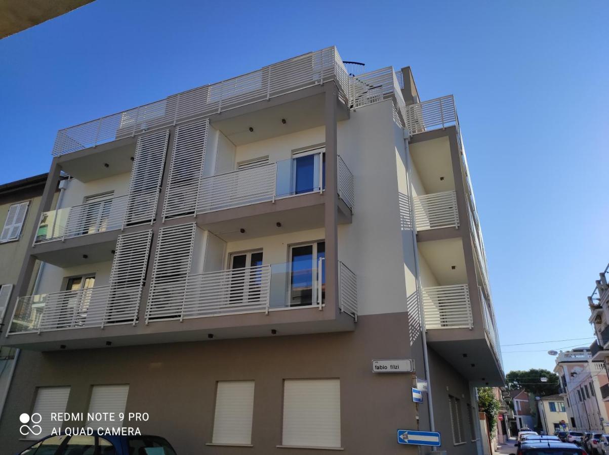 Blu Apartment チヴィタノーヴァ・マルケ エクステリア 写真